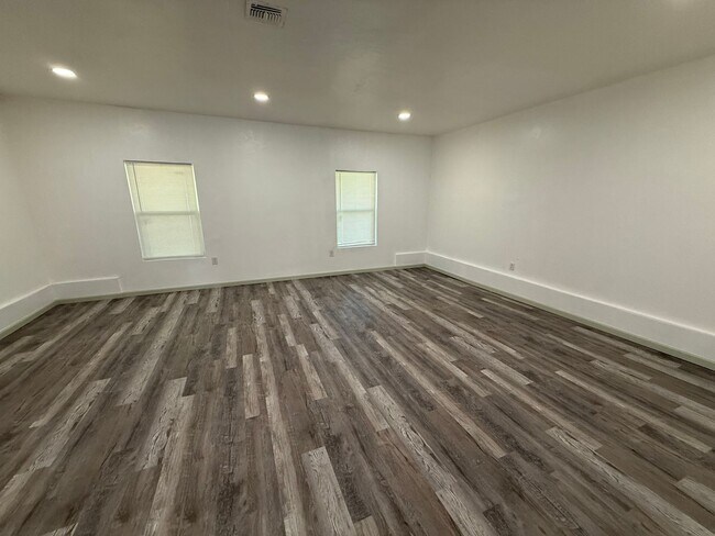 Building Photo - Completely remodeled 3 bed 1 & 1/2 bath ho...
