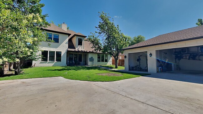 Building Photo - IMMACULATE HOME IN UNIVERSITY HEIGHTS! UPD...
