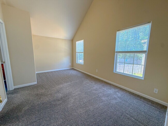Building Photo - 3 Bedroom 2.5 Bath Single Family Home with Fenced Backyard!