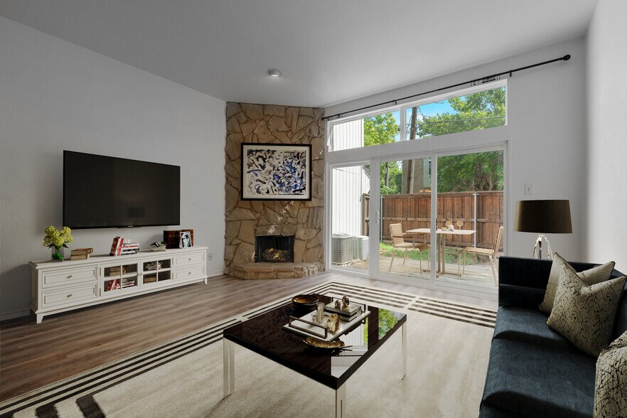 VIRTUALLY STAGED - 2815 Welborn St