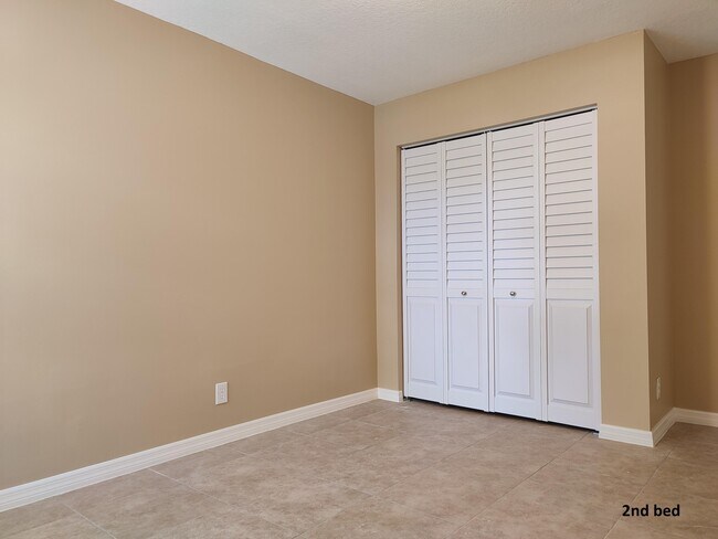 Building Photo - 3826 Circle Lake Dr