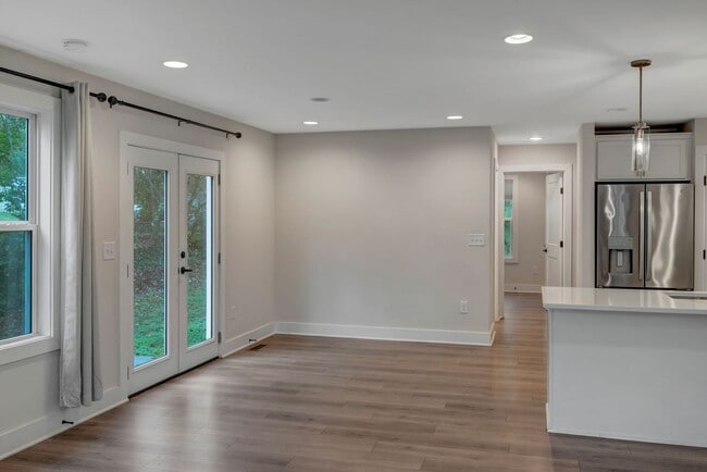 Building Photo - Modern 4 Bedroom/ 3 Bath Home in East Nash...