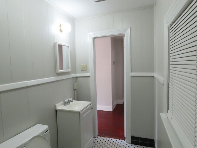 Building Photo - Newly Renovated, Spacious 3 Bedroom, 2 Bat...