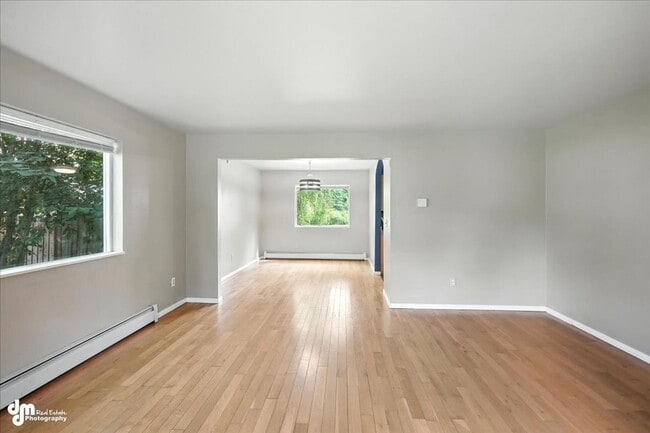 Building Photo - Spacious Palmer Home!