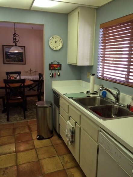Kitchen - 2512 Clairemont Dr