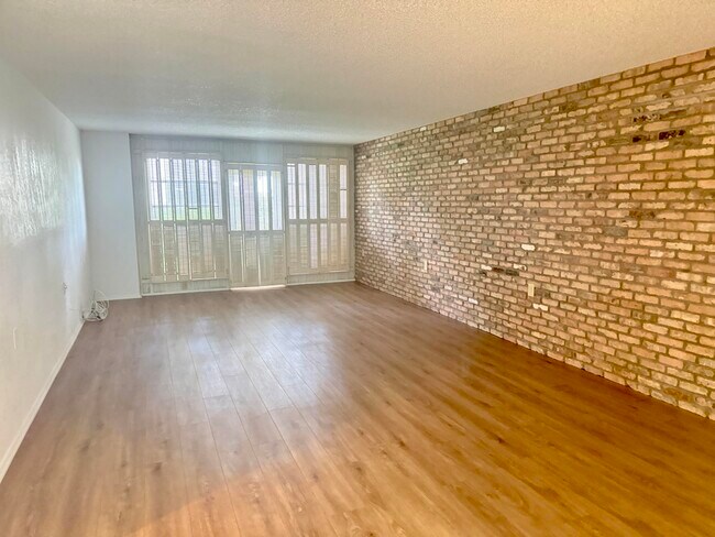 Building Photo - 4602 Martinique Way