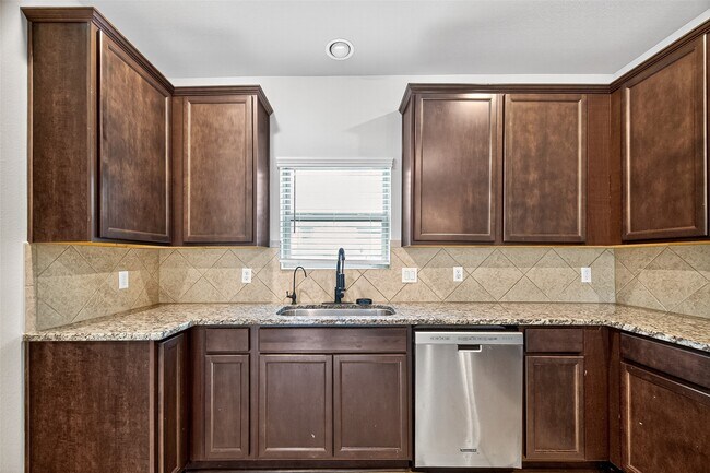 Building Photo - 1218 Hills Dr