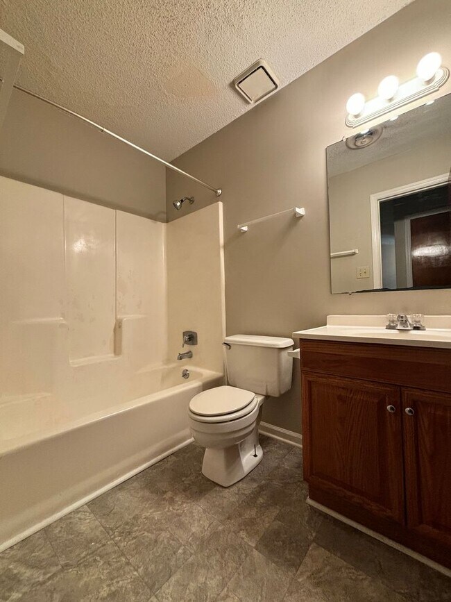 Building Photo - 255 Bayberry Ct