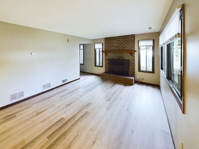 Building Photo - Maple Grove 3BR Townhome, Fully Remodeled