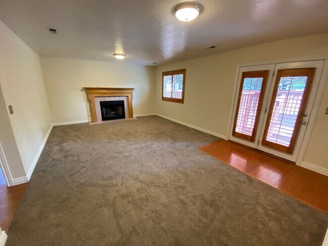 Building Photo - 4 Bed 2 1/2 Bath Home in Sandy