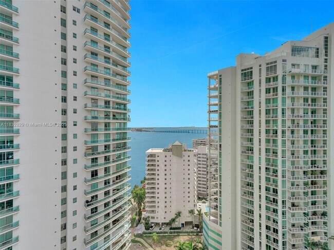 Building Photo - 1300 Brickell Bay Dr