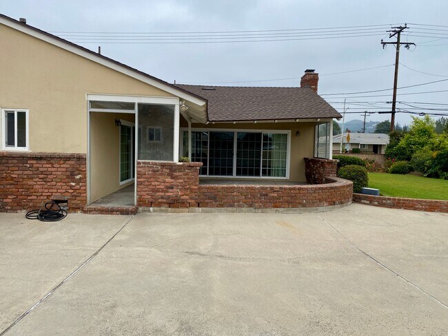 Building Photo - Rustic Spacious Home with Large Yard Boasting Timeless Character – 3 Bed, 2.5 Bath