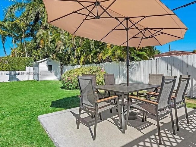 Building Photo - 5371 N Bay Rd