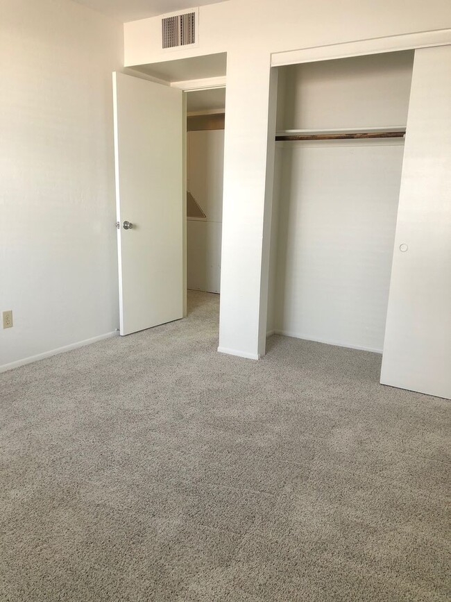 Building Photo - Ground Floor Condo w/One Car Garage - Nort...