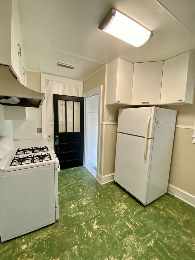 Building Photo - South Highlands Bungalow for Lease | 71104...