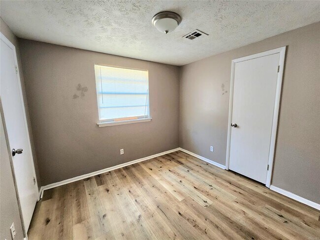 Building Photo - 102 White Oak Dr