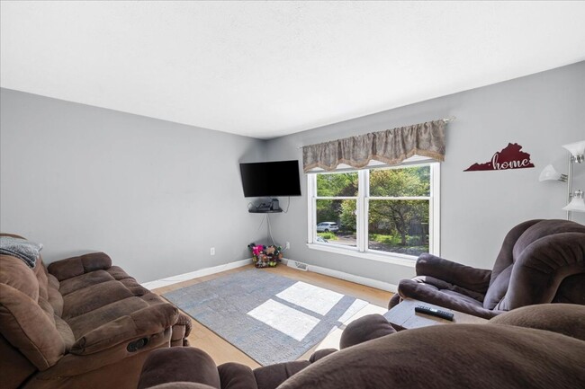 Building Photo - Spacious Home with Amazing Fenced Yard in ...