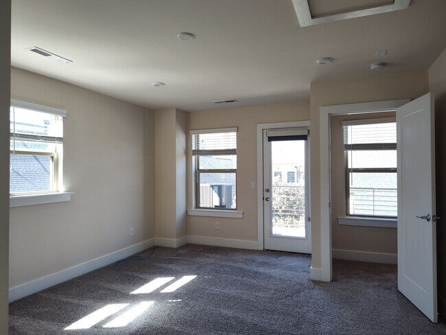 Building Photo - Modern End-Unit Townhome located in the Ce...
