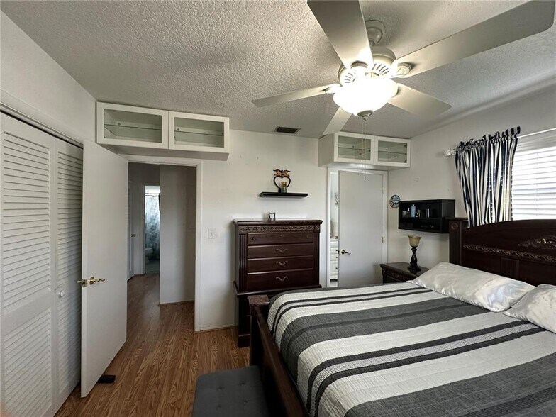 Building Photo - 2420 Park Ln