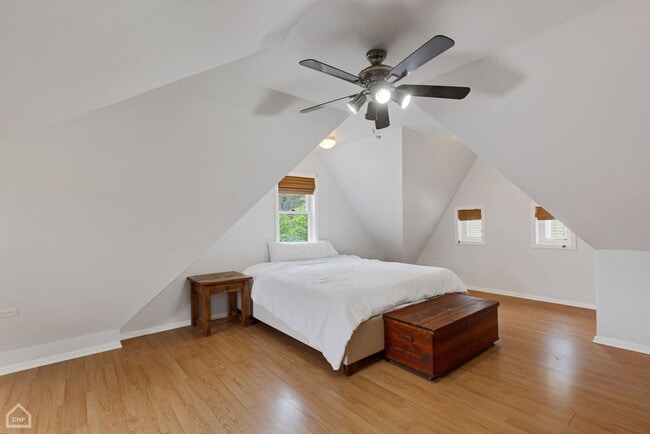 Building Photo - 4550 W Thorndale Ave