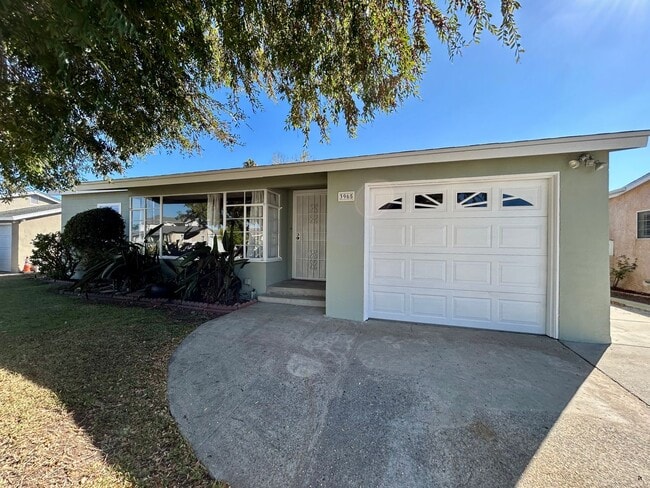 Primary Photo - 2 Bed 1 Bath House with Large Yard in Cent...