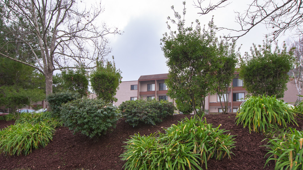 Building Photo - Martinez Hillside