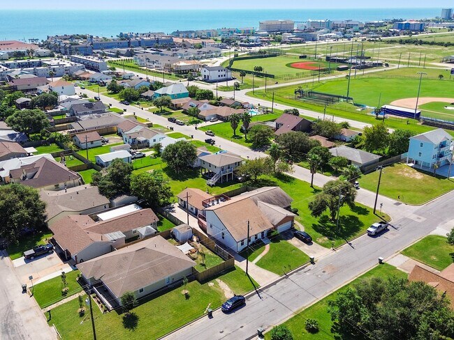 Building Photo - 8007 Beluche Dr