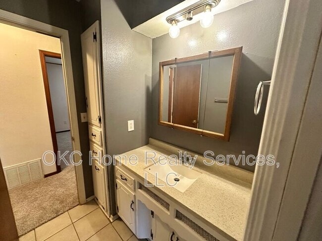 Building Photo - 3112 Beechwood Dr