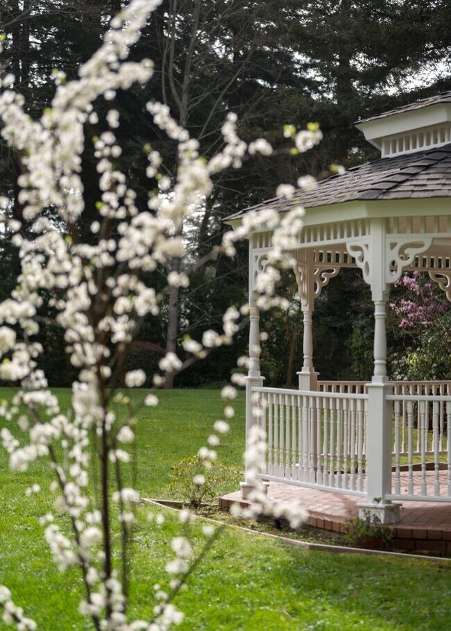 Building Photo - 10 Meadow Ln