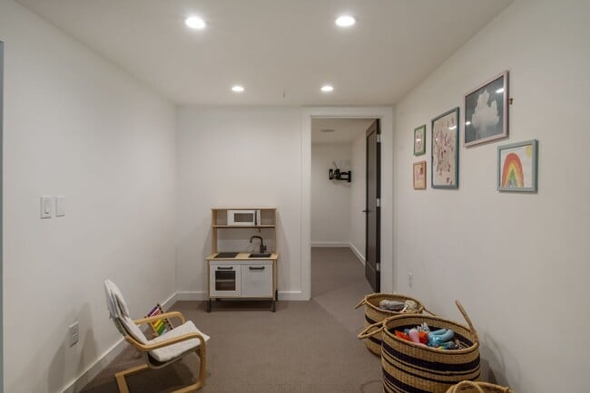 Building Photo - 2835 NE 40th Ave