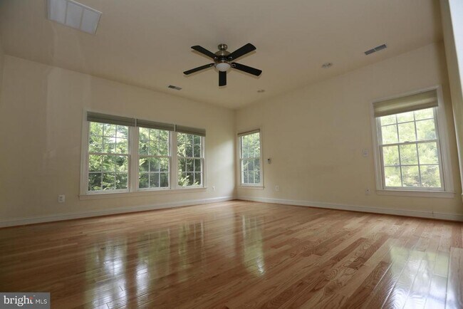 Building Photo - 2339 Sandburg St