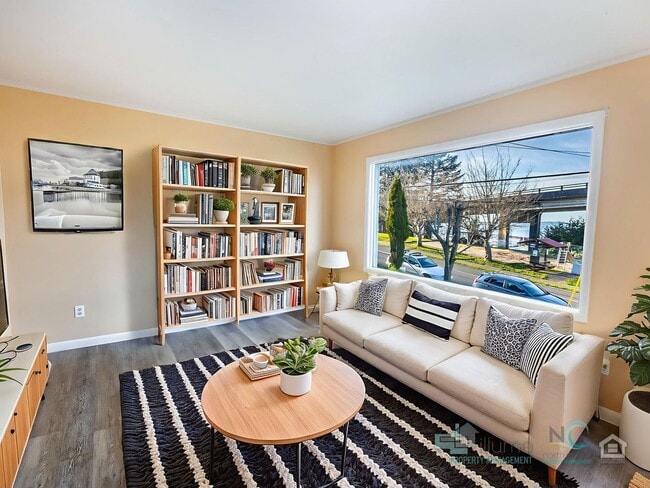Building Photo - $500 OFF Special - Beautiful 4 Bed/1 Bath Home in Astoria
