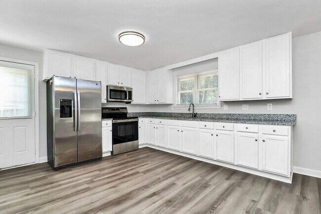 Building Photo - Newly renovated home - 3 Bed/2 Bath