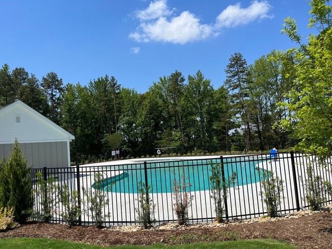 Building Photo - BEAUTIFUL 3BD/2.5BTH Townhome - MALLARD CREEK - MOVE IN SPECIAL