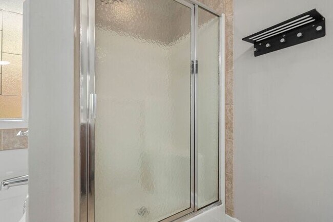 Building Photo - 4 Bedroom 2.5 Bath Home