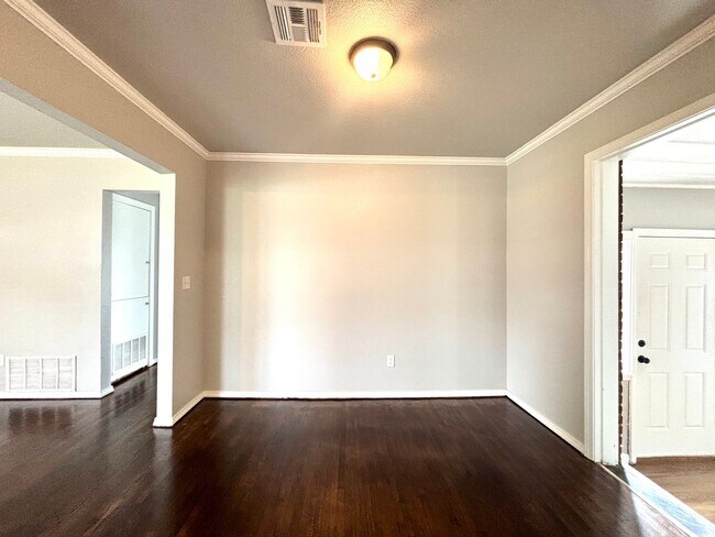 Building Photo - Newly Updated 2-bedroom, 1-bathroom Home