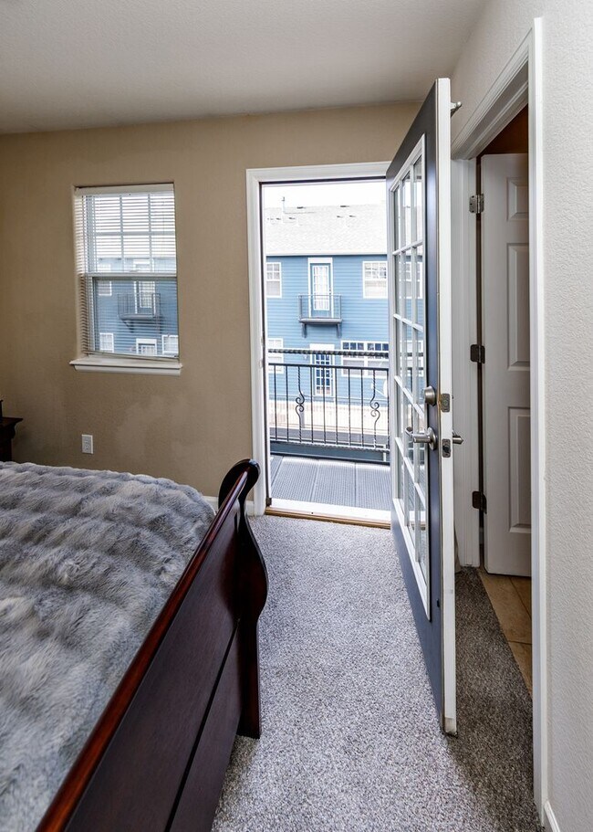 Building Photo - Fully Furnished Downtown 2 Bed, 4 Bath Executive Townhouse