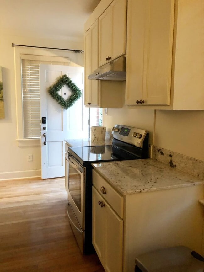 Building Photo - Available June 2026 – Furnished 1BR in Hundred Oaks | Utilities Included