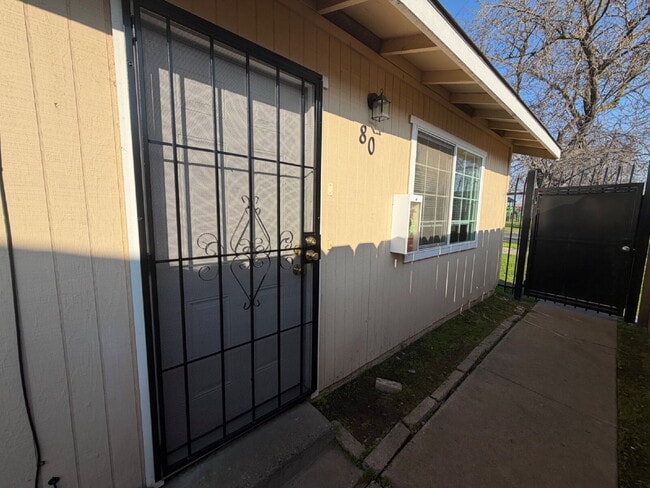 Building Photo - Gated 2-Bedroom Apartment in Merced