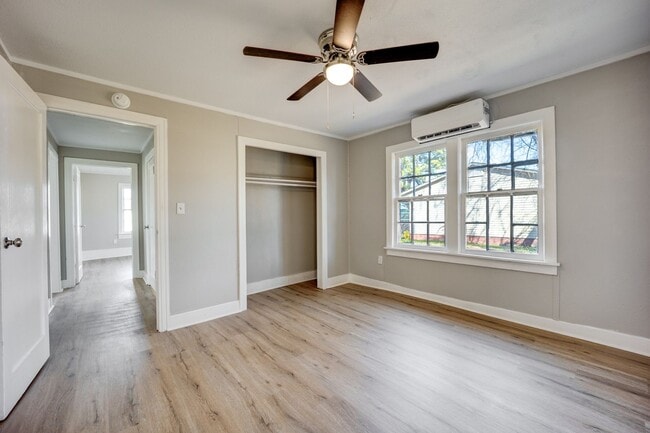 Building Photo - FREE MONTH RENT! Freshly Updated 3 Bedroom House