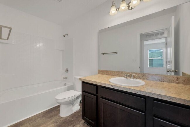 Building Photo - Townhome in Madison Place Davenport