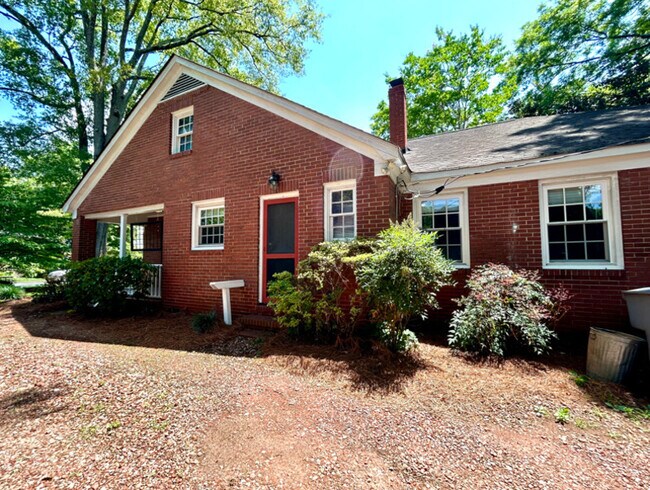 Building Photo - 1714 Chestnut Ave