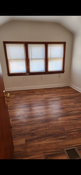 Building Photo - 5844 N Marmora Ave