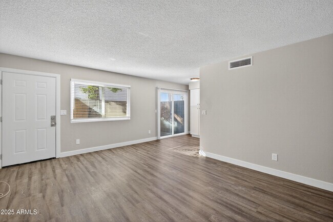 Building Photo - 860 E Brown Rd