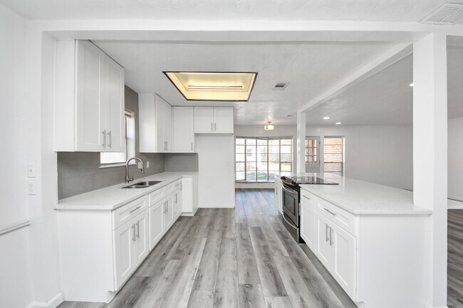 Building Photo - 8011 La Roche Ln