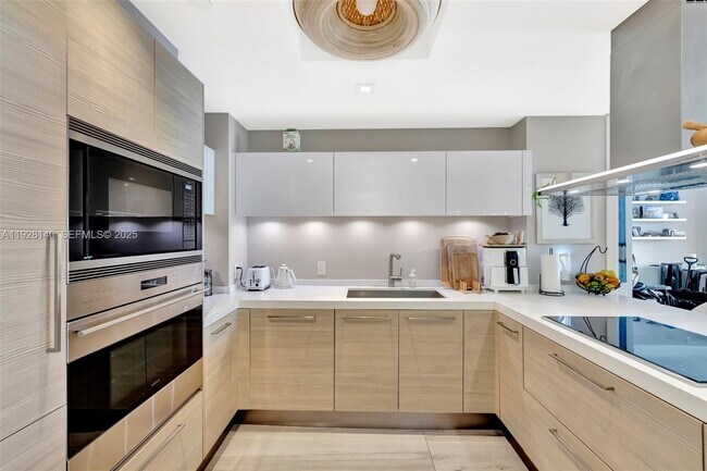 Building Photo - 17111 Biscayne Blvd