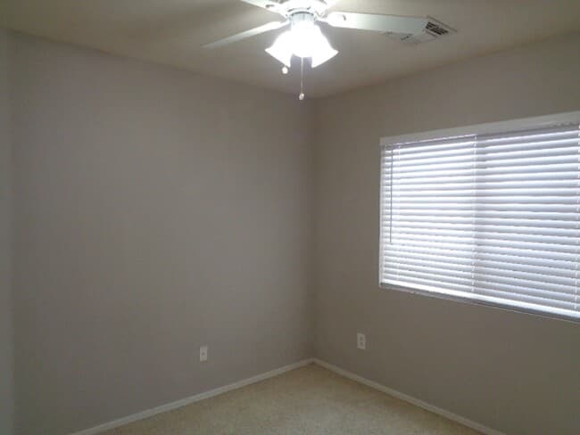 Building Photo - Cozy 3 bedroom home in Goodyear! Large bac...