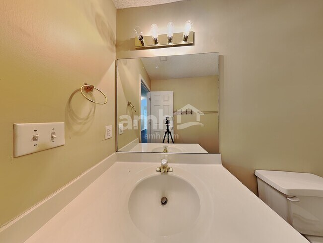 Building Photo - 601 Crossing Dr