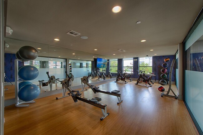 Building Photo - Live Smart, Live Midtown + Free Weeks!
