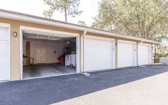 Garage - 13727 Richmond Park Dr N